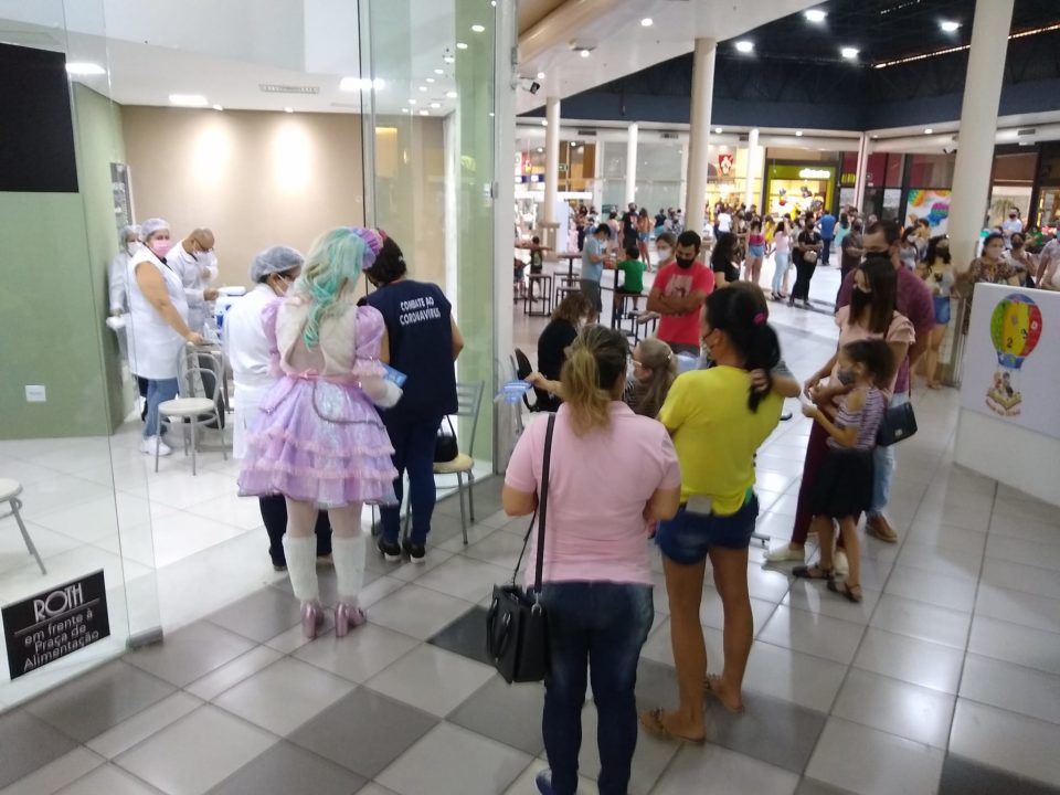 Marília vacina quase 900 em ações nos shoppings