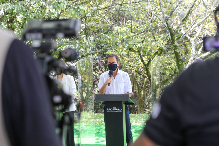 SP planeja liberação de máscaras em locais fechados