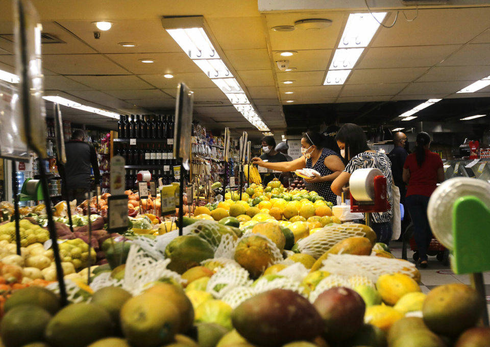 Inflação de dois dígitos esvazia carrinho e não dá trégua