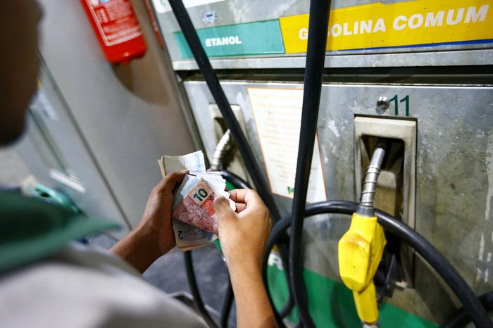 Governo pressiona para aprovar novo ICMS e auxílio-gasolina