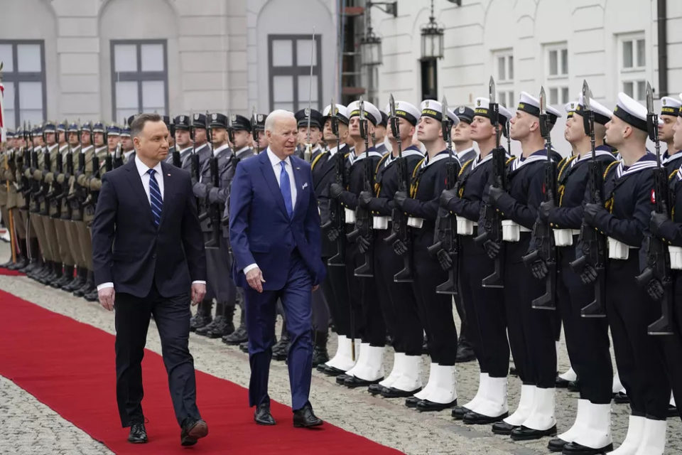 Contra ofensiva russa, Biden apela à união com polônia