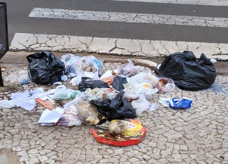 Prefeitura de Assis fiscaliza descarte de lixo fora de hora