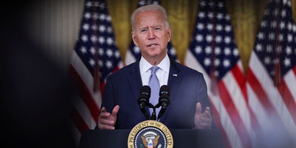 Pela 1ª vez, Biden denuncia Putin como ‘criminoso de guerra’