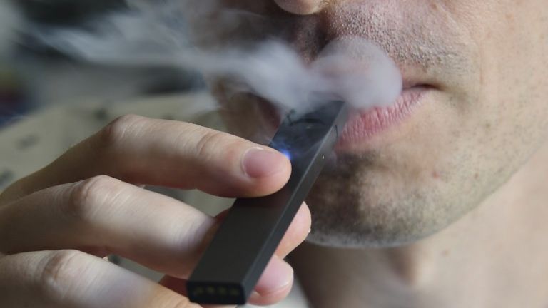 Com venda proibida, cigarro eletrônico é sensação entre os jovens e acende alerta