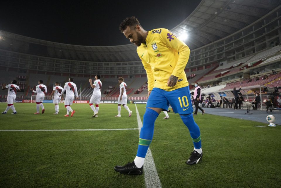 Tite confia em crescimento técnico de Neymar, mas pede tempo