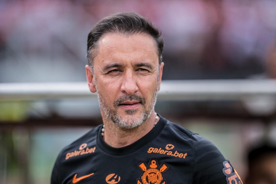 Vítor pede tempo para ajustar estilo de jogo do Corinthians