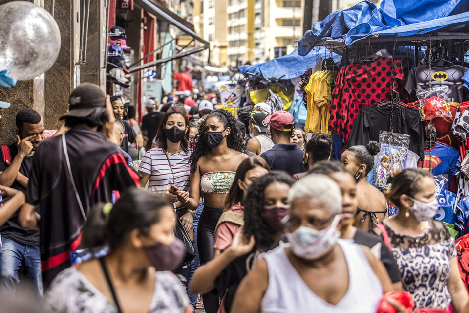 Apesar da liberação, muitos resistem a retirar máscara