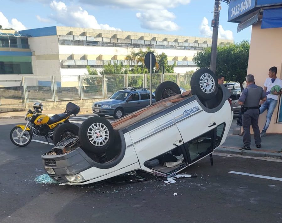 Acidente deixa criança ferida e rua impedida no Centro