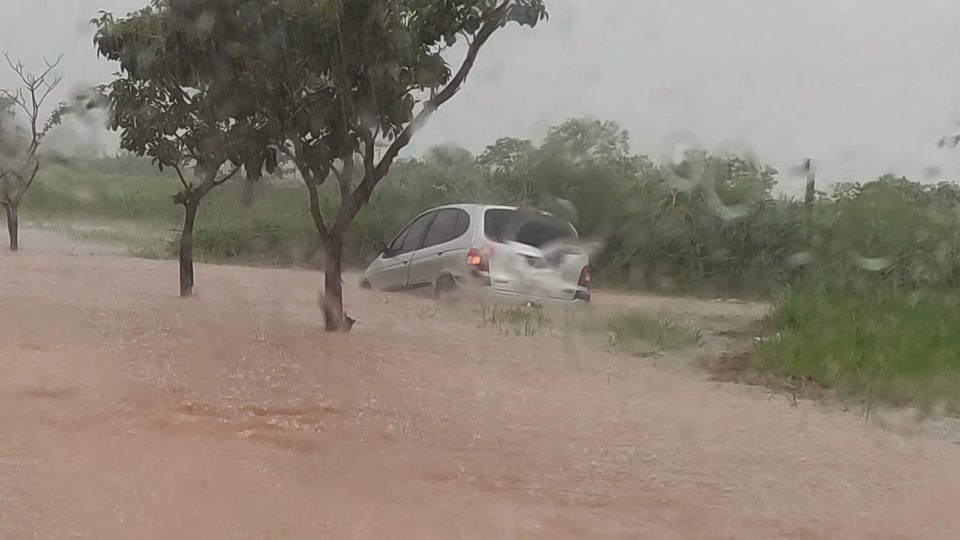 Chuva alaga e interdita acesso a Padre Nóbrega