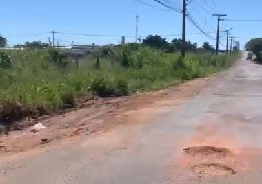 Motorista se queixa de mato e buraco em via da zona Norte