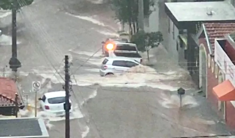 Temporal faz estragos e arrasta até carros em Bauru