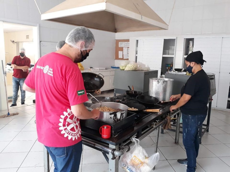 Rotaract presta contas de projetos em Marília