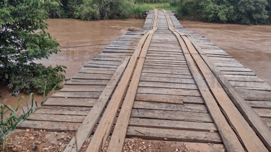 Ponte que liga Varpa a Quatá é interditada após forte temporal