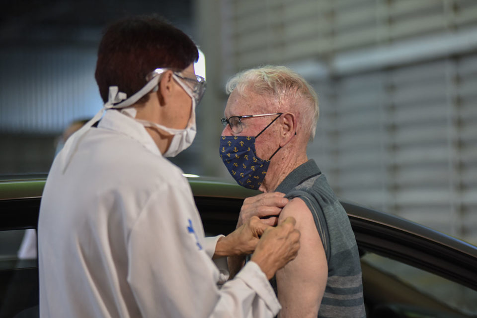 Saúde anuncia 4ª dose em idosos acima de 80 anos em todo o País