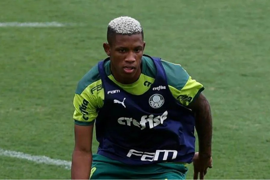 Danilo treina sem restrições e reforça o Palmeiras