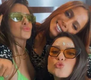 Juliette, Anitta e Camila Cabello se encontram nos bastidores de show