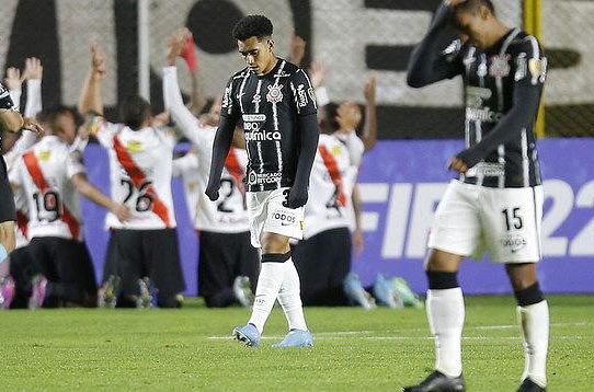 Corinthians estreia com derrota para o Always Ready