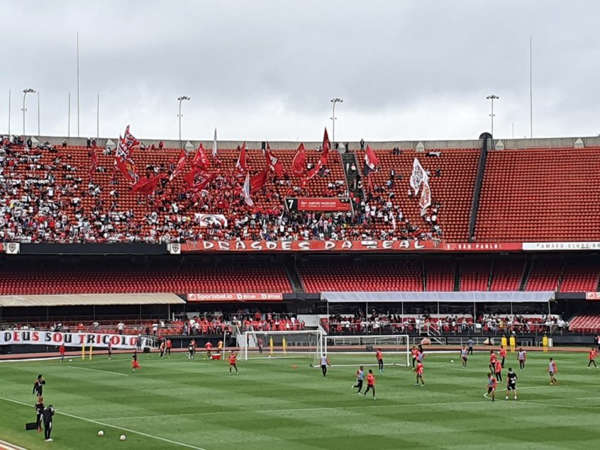 São Paulo treina com apoio de 21 mil torcedores