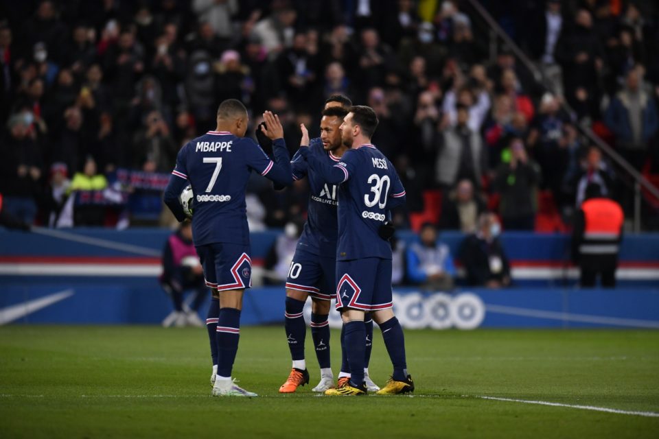 PSG goleia Lorient e se aproxima do título francês
