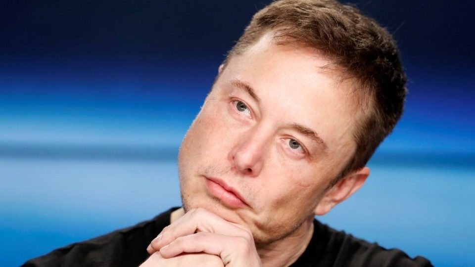 Elon Musk, se deixar, compra até a carótida da sua mãe