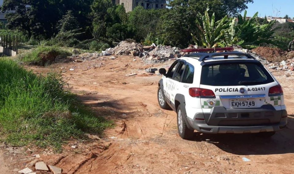 Dono de terreno é multado por depósito de entulhos