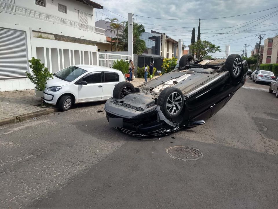 Colisão deixa carro capotado no meio da rua no Maria Izabel