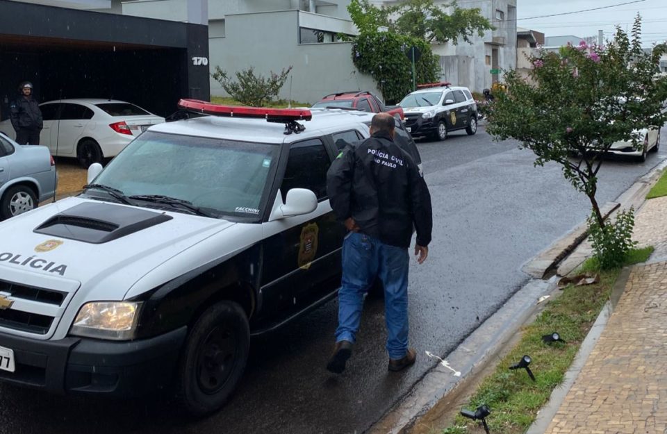 Cães sob chuva em condomínio de luxo viram caso de polícia