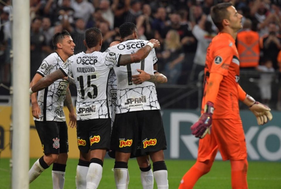 Corinthians vence a 1ª com gol contra bizarro do Deportivo Cali