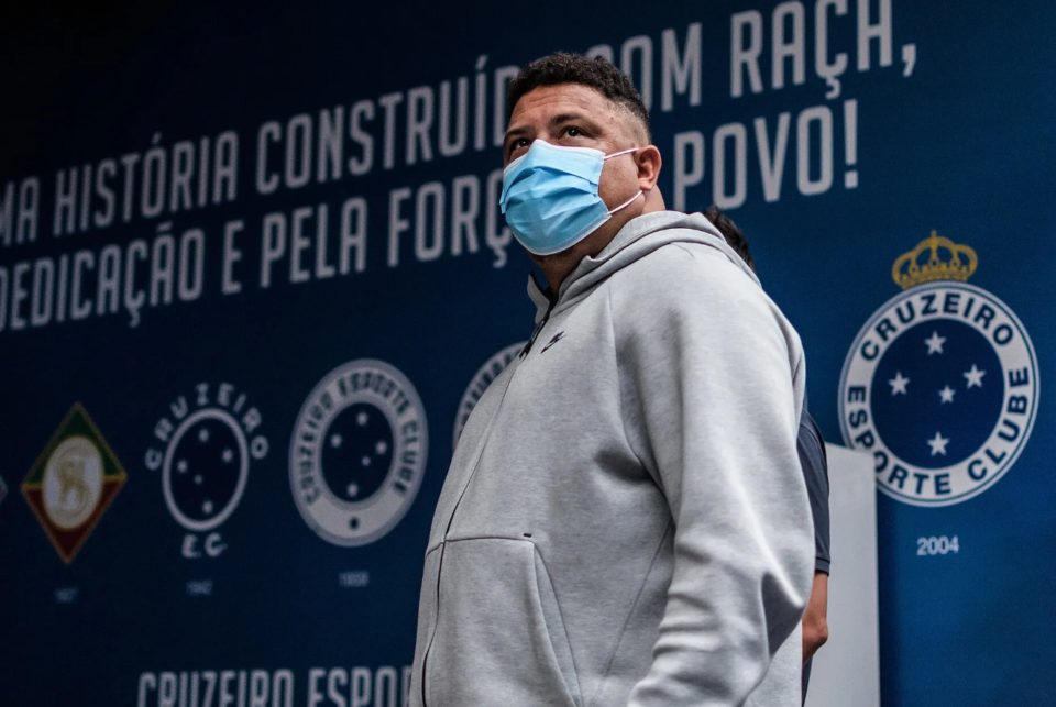Ronaldo assina contrato e oficializa compra da SAF do Cruzeiro