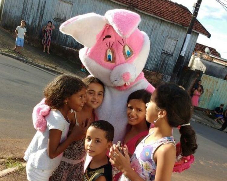 Escola infantil e clube distribuem chocolates na zona Oeste