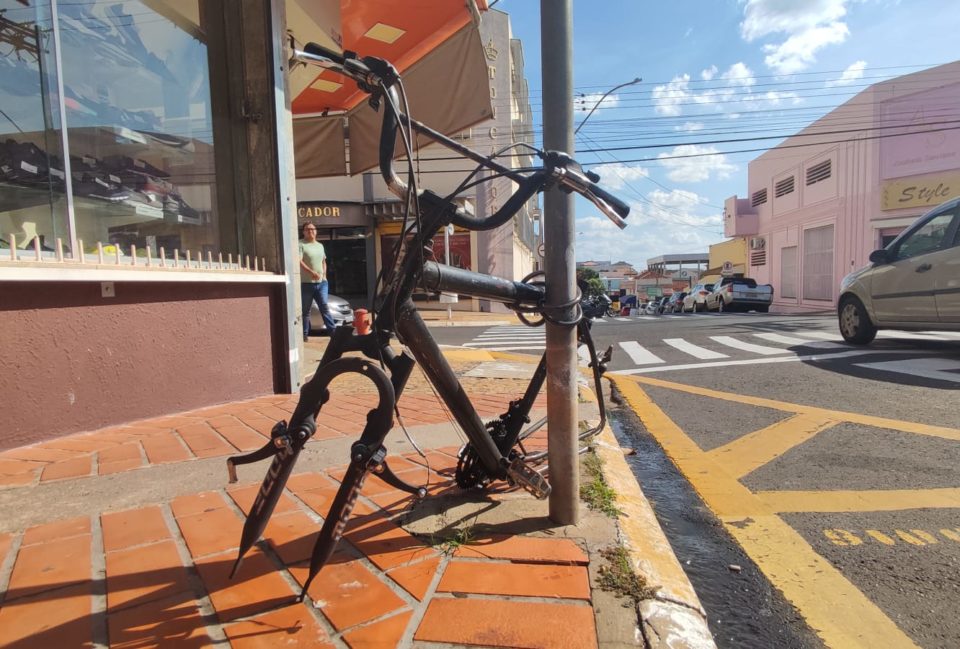 Bicicleta presa em placa de ‘pare’ no Centro é ‘depenada’