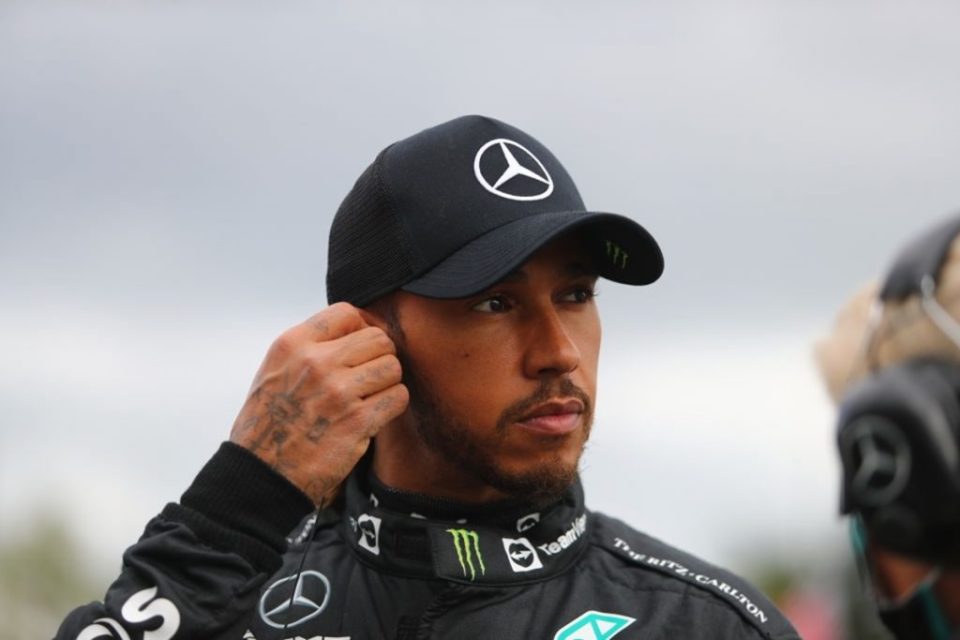 Mercedes se desculpa com Hamilton por “carro inguiável”