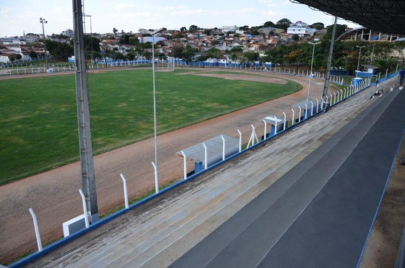 Ladrões furtam 600 metros de fios do estádio Pedro Sola