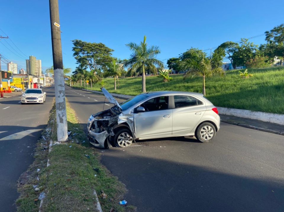 Motorista dorme e causa acidente na avenida Tiradentes