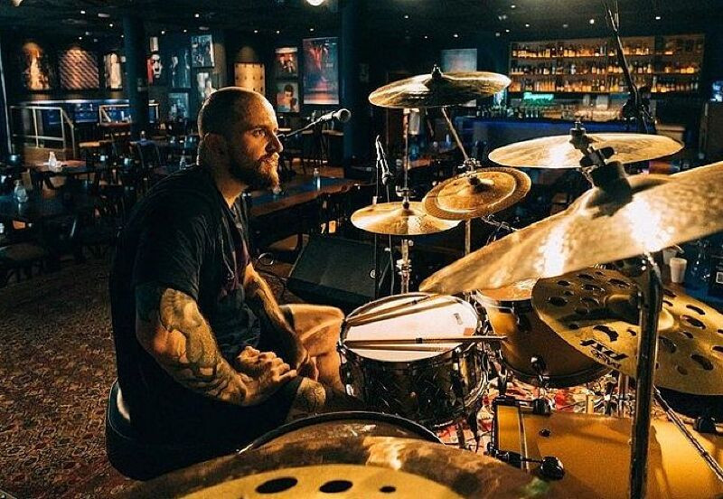 Baterista do Sepultura quebra a perna em show nos EUA