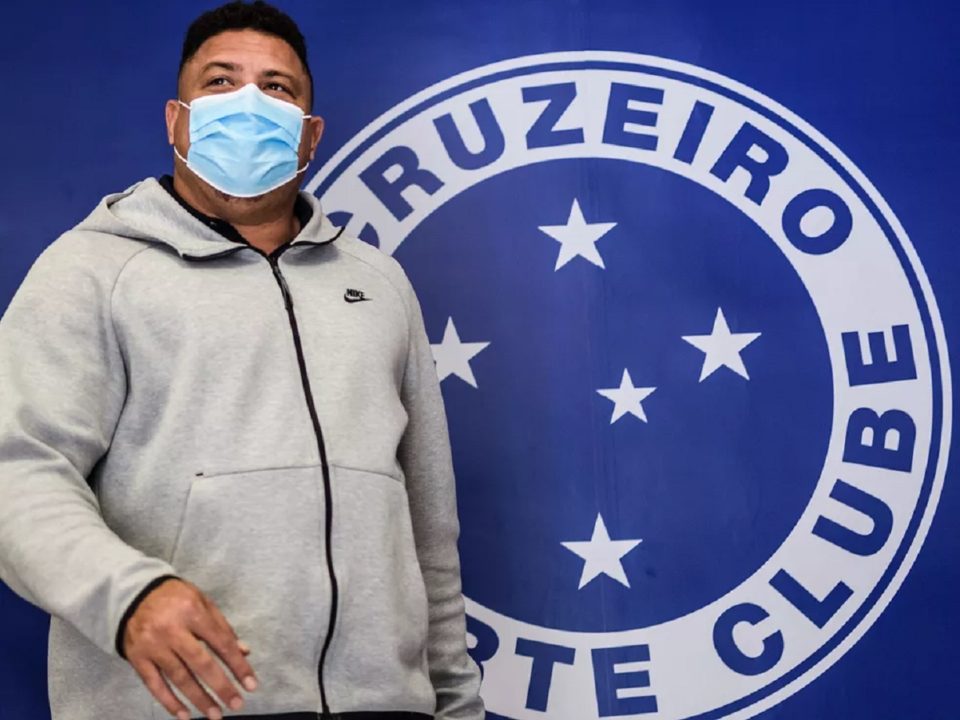 Ronaldo assume comando do Cruzeiro e busca patrocínios