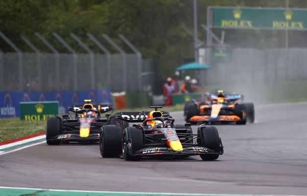 Verstappen dá volta em Hamilton e vence GP em Ímola