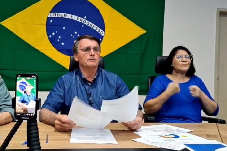 Bolsonaro apela aos gritos para Petrobras não subir mais preços