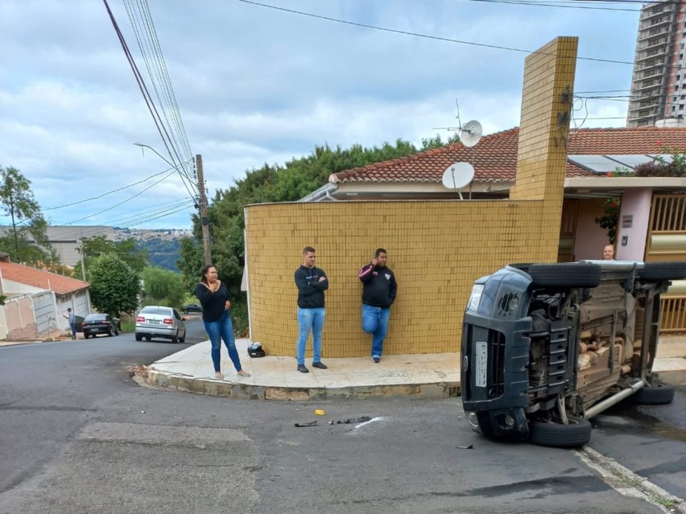 Após três capotamentos, aposentada desabafa: ‘aqui não é rodovia’