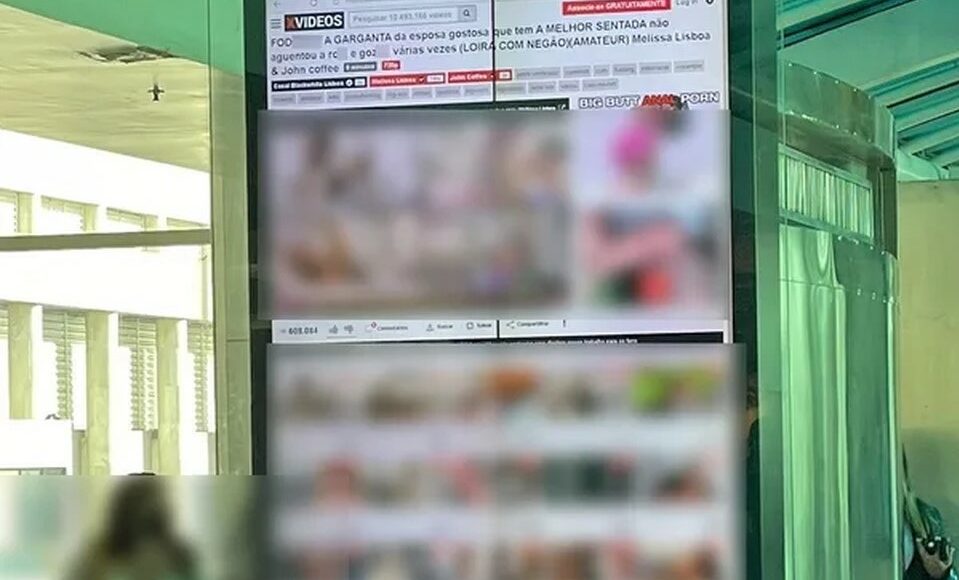 Hacker invade painel de publicidade de aeroporto