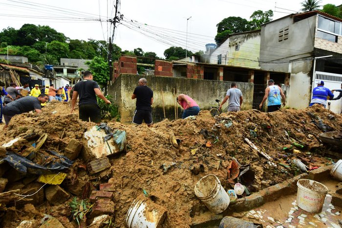 Chuvas e deslizamentos deixam 84 mortos na Grande Recife