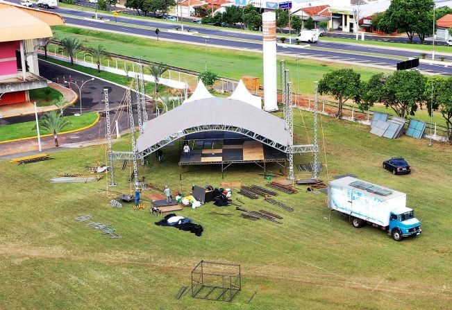 Palco para o show gratuito começa a ser montado