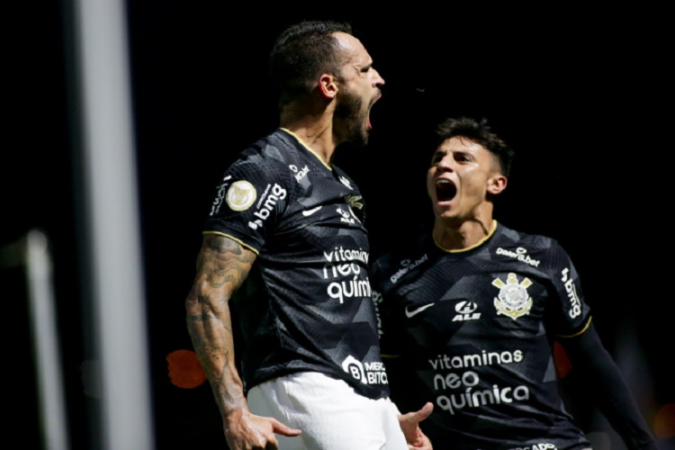 Corinthians vence Red Bull Bragantino e segue na liderança
