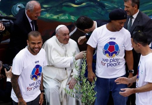 Ronaldinho Gaúcho e Daniel Alves se encontram com o Papa