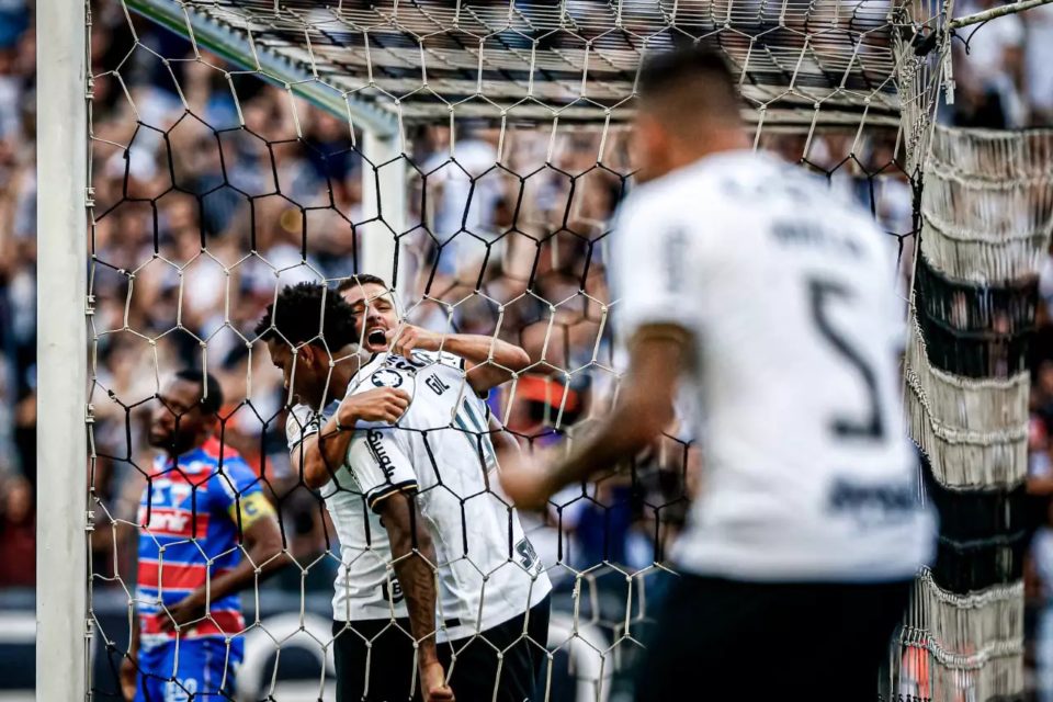 Corinthians supera Fortaleza com gol contra e assume liderança