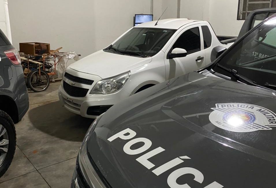 Trio é preso após roubar carro em Garça