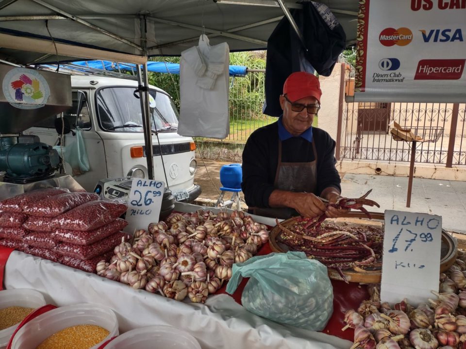 Feira livre é opção para quem procura frutas e verduras selecionadas