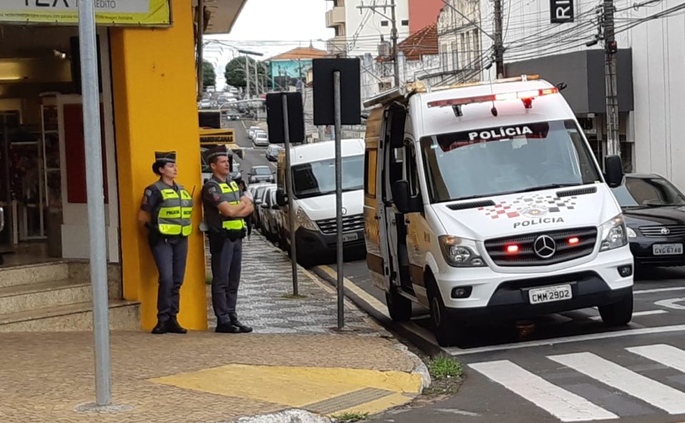 PM realiza operação especial no comércio