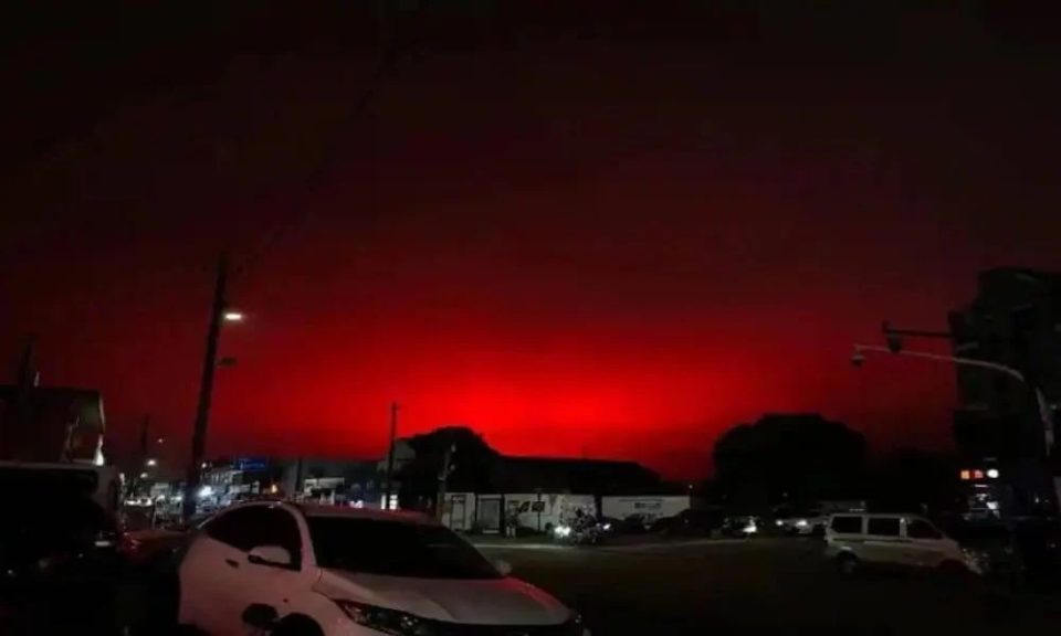 Céu fica vermelho em cidade da China e assusta moradores