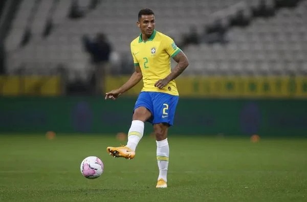 Com dores na sola do pé, Danilo é cortado da seleção brasileira